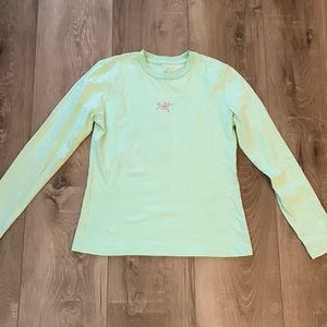 Arc’teryx women’s medium long sleeve
